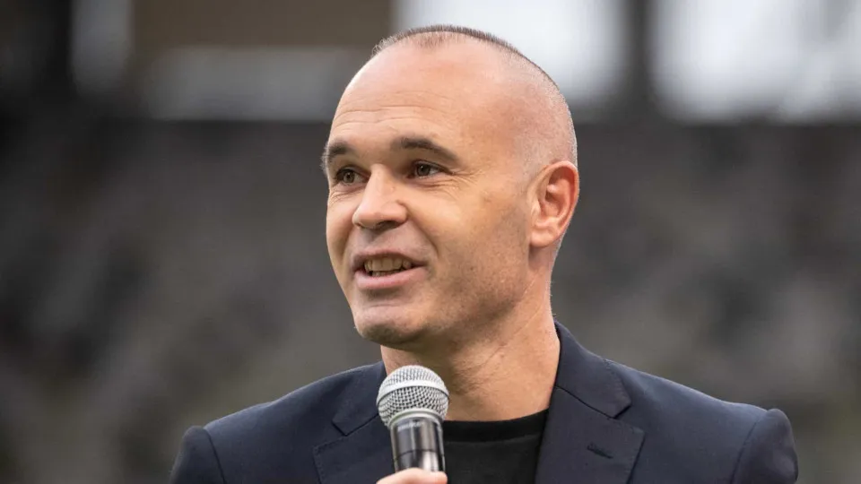 Iniesta elege os cinco maiores jogadores da história e 'esquece' Messi